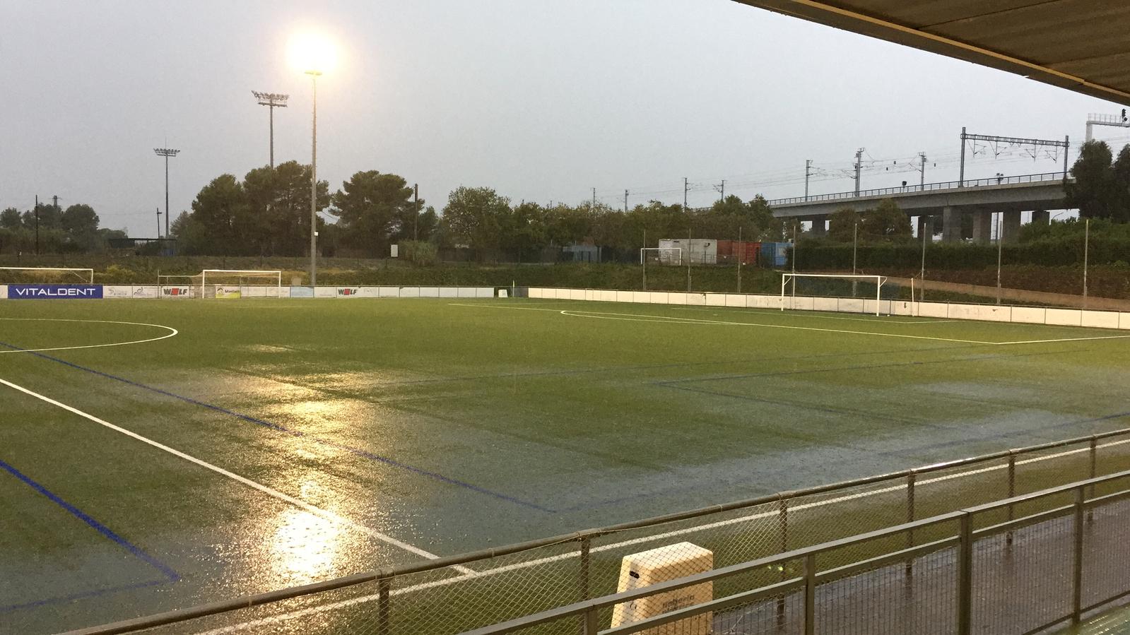 La climatologia va obligar a suspendre el partit en joc Reus B - San Cristóbal, a Cambrils / DANIEL VINUESA
